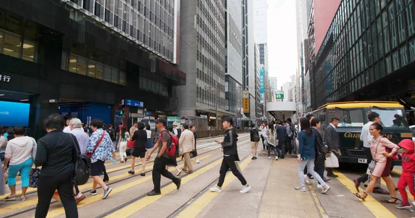 Central Hong Kong Novembro 2018 Pessoas Atravessam Estrada Cidade — Fotografia de Stock