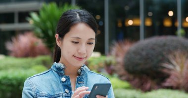 Dışarıdaki cep telefonunda kadın araması