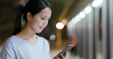 Cep telefonu kadın göz geceleri