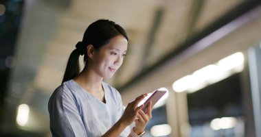 Kadın bulmak cep telefonunuzun geceleri