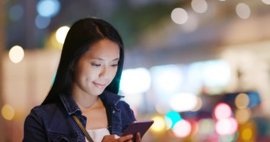 cep telefonuyla şehirde gece kadın