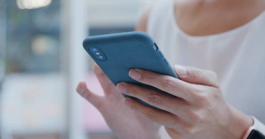 Cep telefonu kullanan kadın