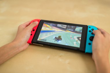 Hong Kong, 15 Haziran 2017-: kişi oyun mario kart anahtarı evde 