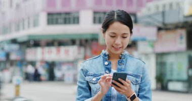 Sokakta Smartphone kullanan kadın