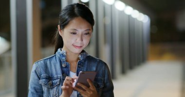 Smartphone, açık kullanan kadın