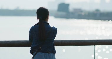 Arkadan kadın bakmak çok uzakta deniz arka görünüm