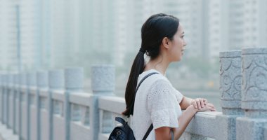 Nehir kenarındaki kadın bak