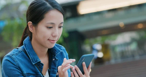 Frau Schaut Auf Der Straße Auf Handy — Stockfoto