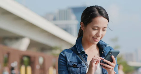 Kvinnan Ser Smartphone Stadsparken — Stockfoto