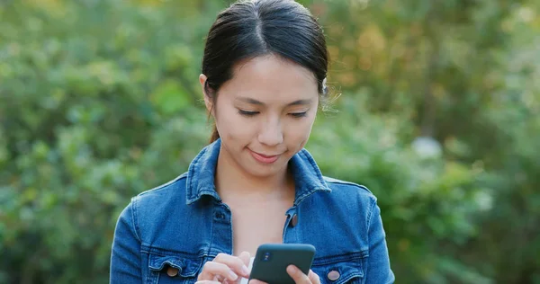 Frau Kontrolliert Handy Stadtpark Unter Sonnenlicht — Stockfoto