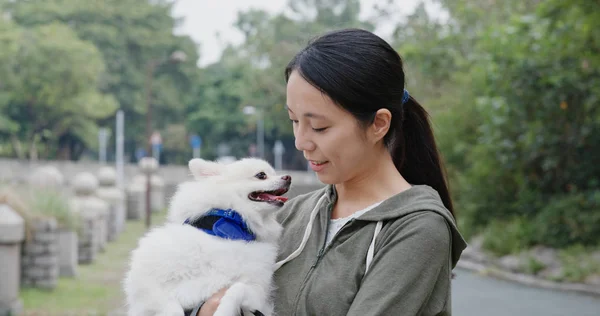 女性がポメラニアン犬と出かける — ストック写真