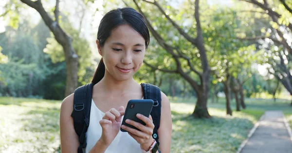여자는 공원에서 스마트폰을 — 스톡 사진