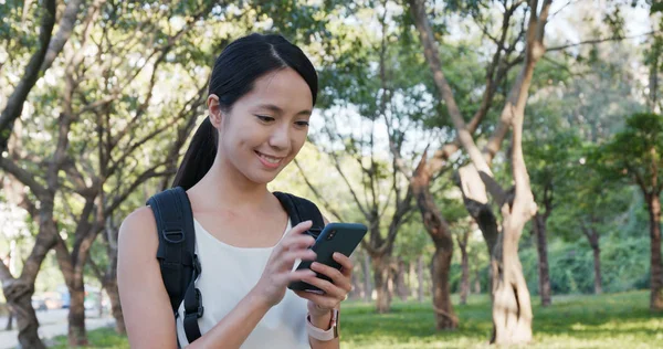 Wyboru Kobiety Telefon Komórkowy Parku — Zdjęcie stockowe