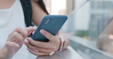 Cep telefonuyla şehirde kadının yakın çekim