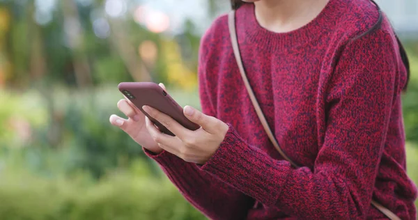 Mulher Usando Smartphone Parque — Fotografia de Stock