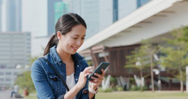 Kadın Park'ta cep telefonuna kısa mesaj gönderme