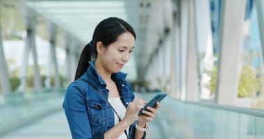 Kadın iş bölgesinde smartphone bak