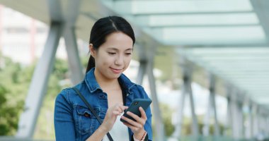 Online cep telefonu kullanan kadın