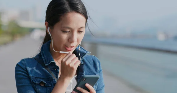 浅谈城市手机的女人 — 图库照片