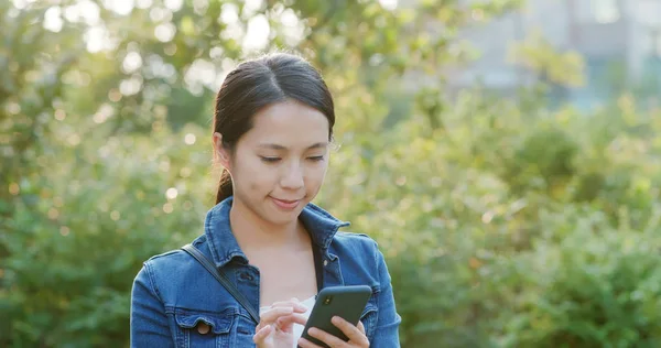 Femme Envoyant Des Sms Sur Téléphone Portable Sous Coucher Soleil — Photo