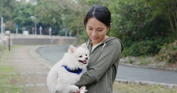 女性がポメラニアン犬と出かける — ストック写真