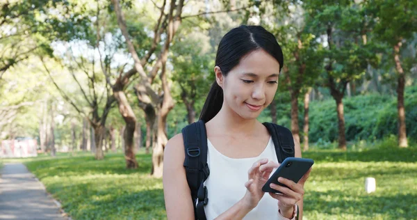Γυναίκα Χρήση Smartphone Στο Πάρκο — Φωτογραφία Αρχείου