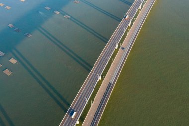 Hong Kong - 16 Ekim, 2018: Top mavi gökyüzü Shenzhen Körfez Köprüsü manzaralı