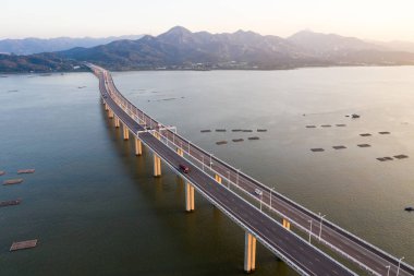 Hong Kong - 16 Ekim, 2018: Shenzhen Körfez Köprüsü altında günbatımı