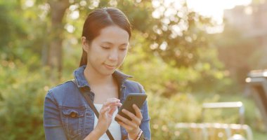 Kadın göz altında günbatımı smartphone