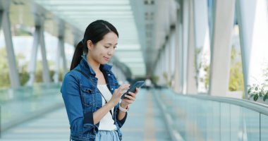 Online cep telefonu kullanan kadın