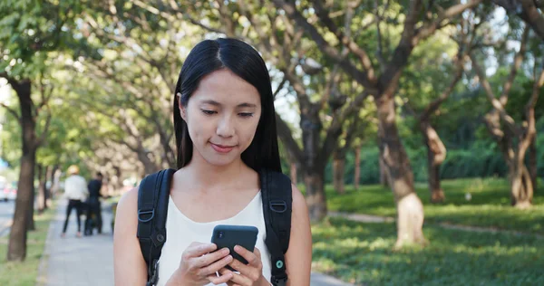 都市公園における検索の携帯電話を使用しての女性 — ストック写真