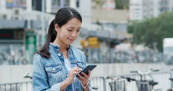 路上で携帯電話を使う女性は — ストック写真