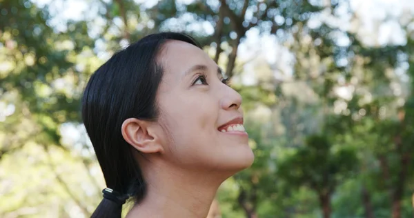 Femme Regardant Vers Haut Avec Fond Plante Verte — Photo