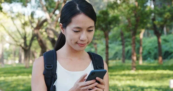 Mulher Usando Telefone Celular Parque — Fotografia de Stock
