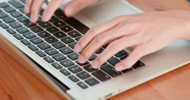 Dizüstü bilgisayarda çalışan kadın.