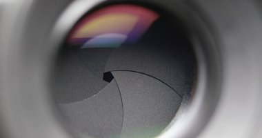 Kamera merceği açıklığı ayarlanıyor