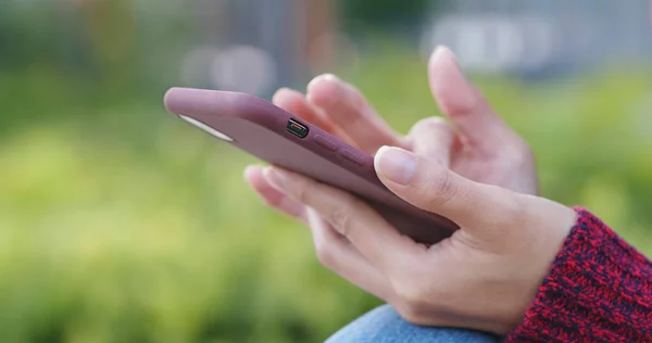 Primer Plano Mujer Usando Teléfono Inteligente —  Fotos de Stock