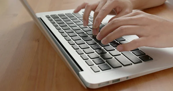 Frau Arbeitet Notebook — Stockfoto