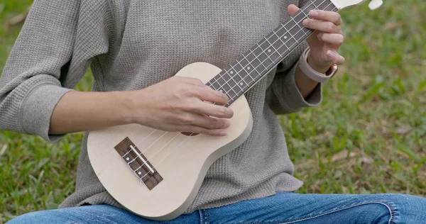 Kvinna Spelar Ukulele Parken — Stockfoto