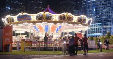 Merkez, Hong Kong - 03 Aralık, 2018:-Carousel rides Hong Kong'da geceleri 