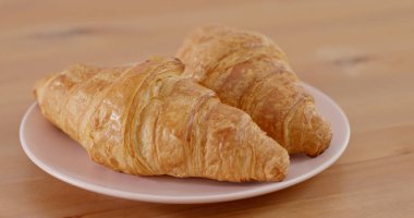 Sabah kahvaltısı kruvasan ekmeği