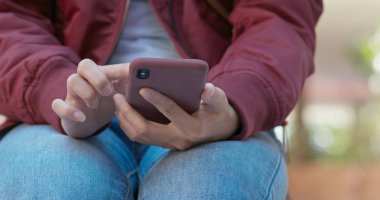 Cep telefonu closeup kullanan kadın