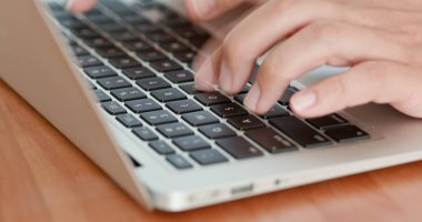 Kadın defter bilgisayarı üzerinde çalışıyor