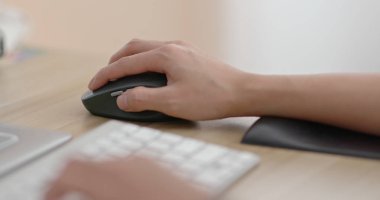 Evde dizüstü bilgisayarda kadın tipi