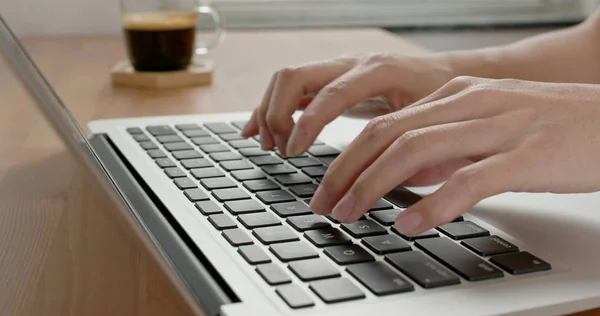 Frau Arbeitet Notebook — Stockfoto