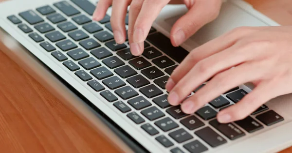 Mulher Usando Computador Portátil — Fotografia de Stock