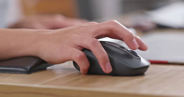 Vrouw Met Computer Thuis — Stockfoto