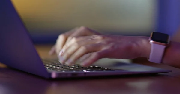 Frau Tippt Abends Computer — Stockfoto