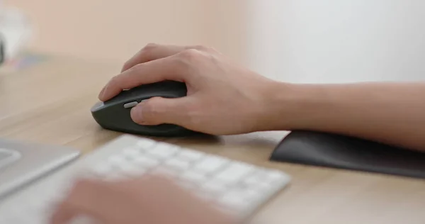 Vrouw Type Laptop Computer Thuis — Stockfoto