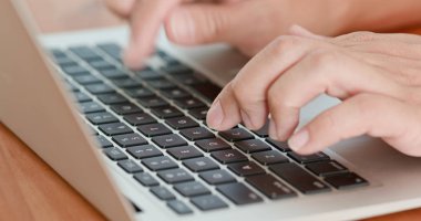 Dizüstü bilgisayarda kadın türü